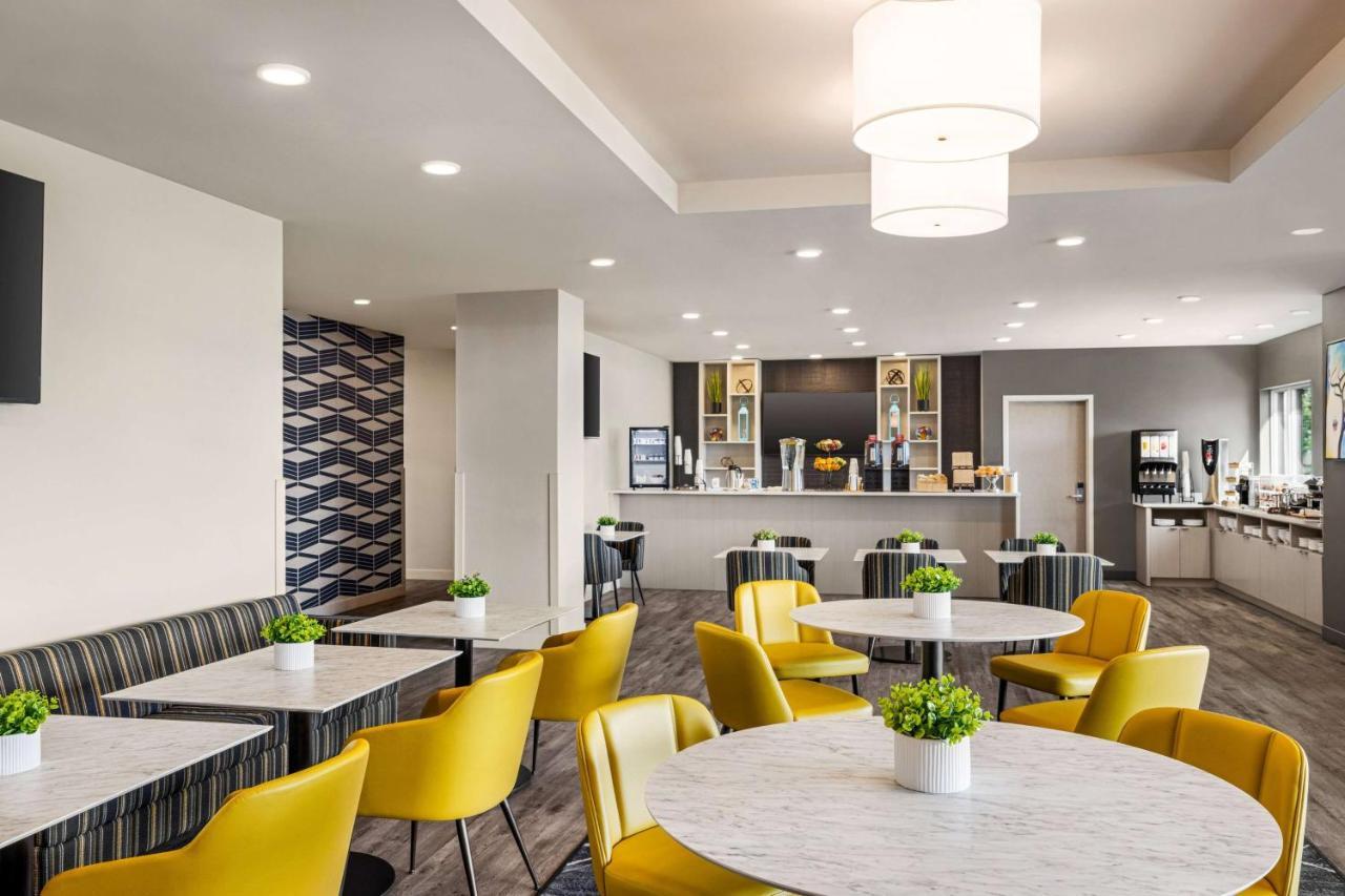 Microtel Inn & Suites Dorval Qc Exterior photo