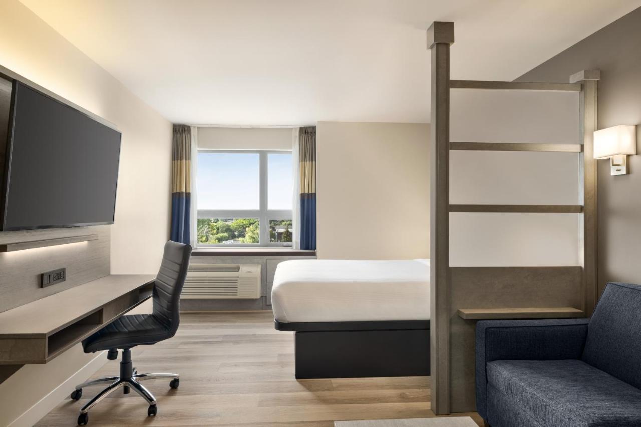 Microtel Inn & Suites Dorval Qc Exterior photo