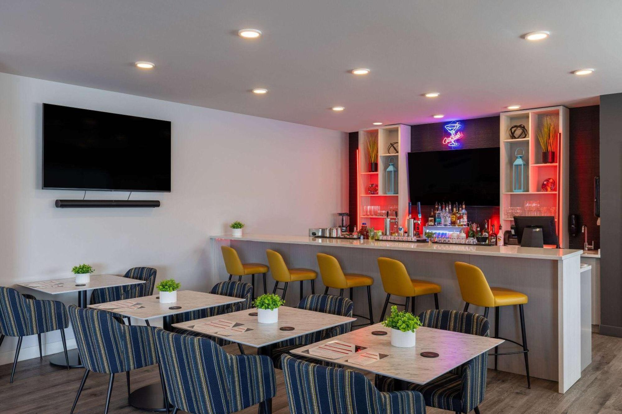 Microtel Inn & Suites Dorval Qc Exterior photo